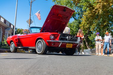 Yerel sokaklar canlı Leesburg, Virginia 'da açık hava araba müzesine dönüşüyor.