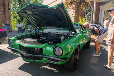 Leesburg 'un yıllık araba fuarı sırasında halk klasik bina ve retro tasarımlara hayran.