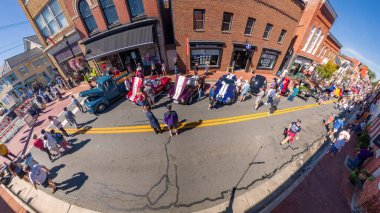 Antika araba meraklıları Leesburg 'un eski kasabasında canlı bir açık hava etkinliğini keşfediyorlar.