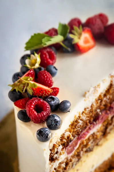 Φρέσκο Σπιτικό Κέικ Καρότου Κρέμα Τυριού Μούρα Βατόμουρο Φράουλα Βατόμουρο — Φωτογραφία Αρχείου