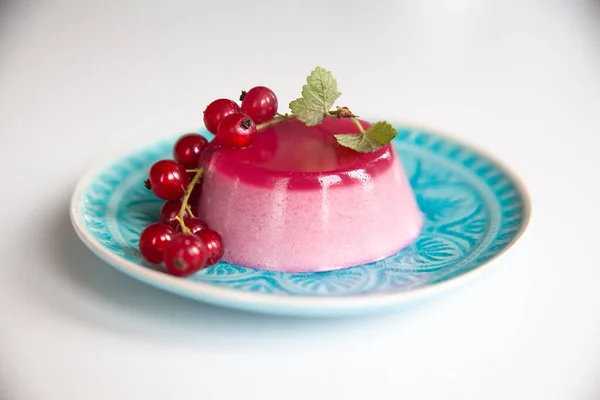 Red Currant Panna Cotta Berry Sauce Turquoise Plate Vegan Dessert — Stock Photo, Image