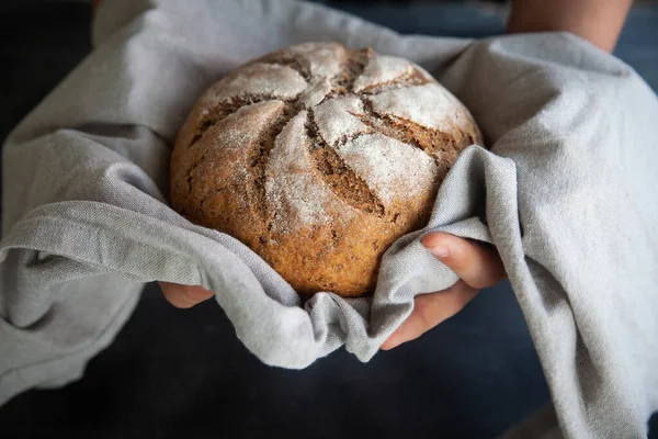 自家製ライ麦パン手にリネンナプキン — ストック写真
