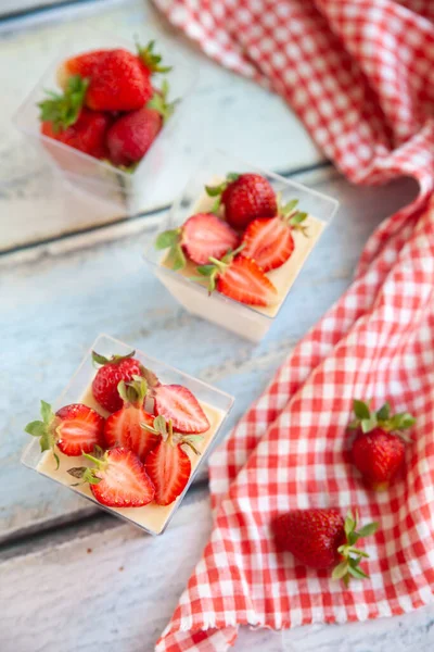 Vanilla Panna Cotta Strawberry Sauce Strawberry Berries Glass Cups Light — Stock Photo, Image