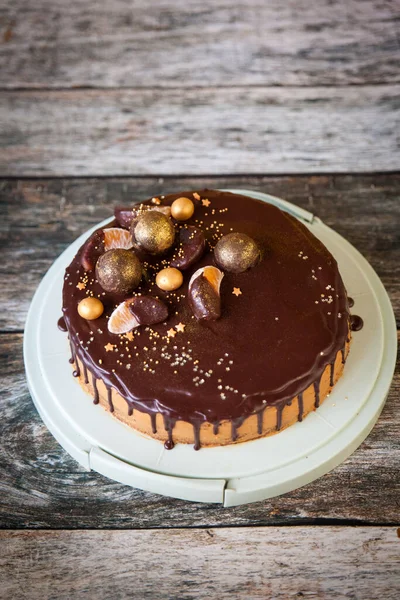 초콜릿 케이크 초콜릿 장식된 어두운 케이크 — 스톡 사진
