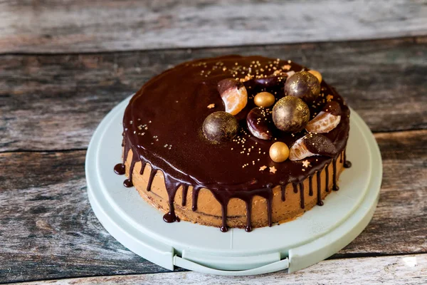 Новым Годом Шоколадный Торт Украшен Золотые Шоколадные Шарики Конфеты Мандарины — стоковое фото