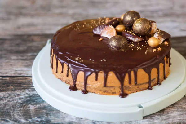 Felice Anno Nuovo Torta Cioccolato Decorato Con Palline Cioccolato Oro — Foto Stock