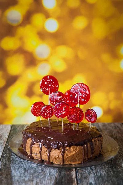 Bolo Ano Novo Com Caramelo Vermelho Pipocas Topo Polvilhas Ouro — Fotografia de Stock