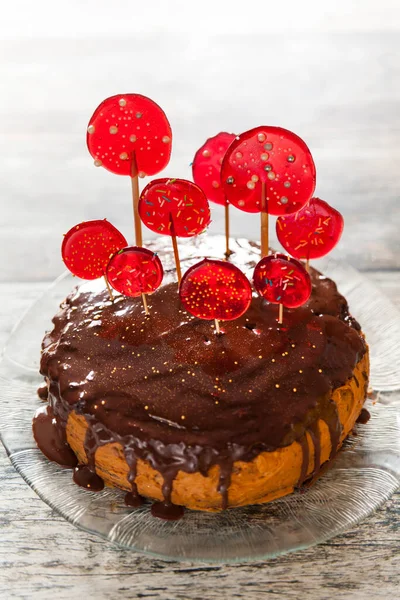 Gâteau Nouvel Avec Sucette Caramel Rouge Apparaît Sur Dessus Saupoudrer — Photo