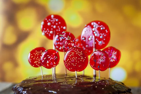 Újévi Torta Piros Karamellás Nyalókával Tetején Arany Cukorral Arany Fényes — Stock Fotó