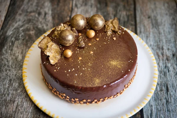 Ayna Cilası Altın Çikolata Topları Şekerlerle Süslenmiş Yeni Yıl Pastası — Stok fotoğraf