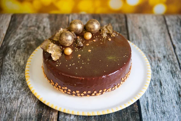 Torta Capodanno Decorata Con Smalto Specchio Palline Cioccolato Oro Caramelle — Foto Stock