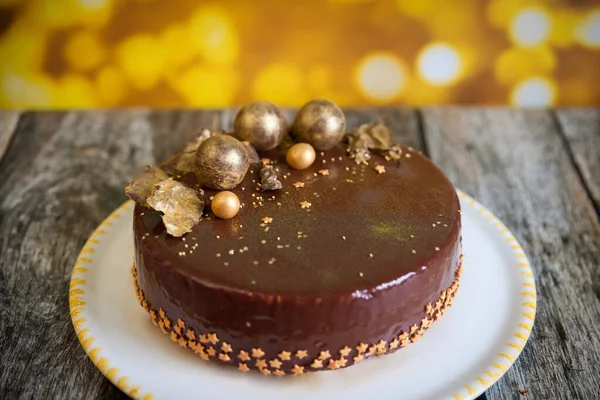 황금색 초콜릿 사탕으로 장식된 케이크 구겨진 형태로 장식된 케이크 — 스톡 사진