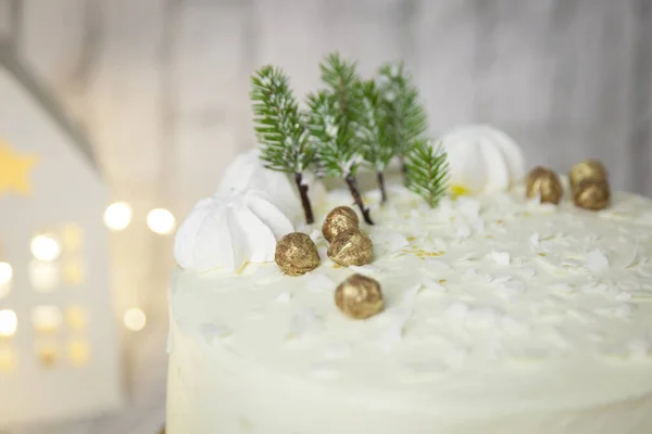 Téli Torta Fehér Krémmel Díszített Arany Mogyoró Fröccsenő Zöld Szilveszteri — Stock Fotó