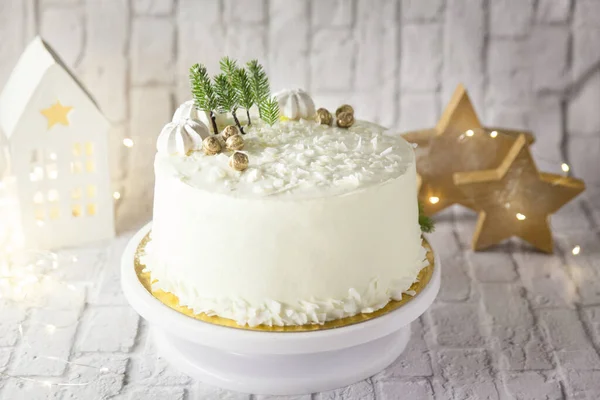 Tarta Invierno Con Crema Blanca Decorada Con Avellanas Doradas Espolvoreos — Foto de Stock