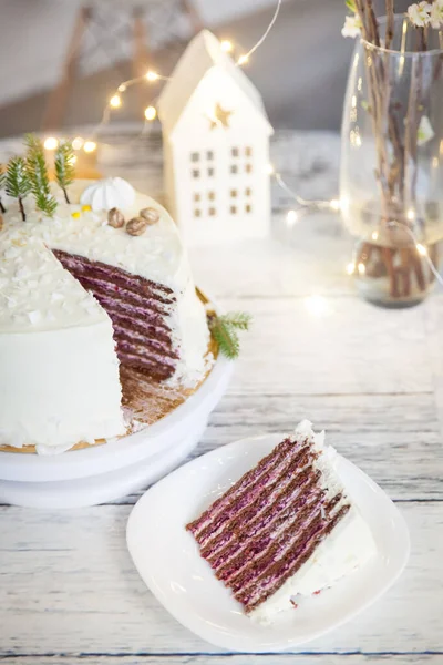 Torta Invernale Con Crema Bianca Decorata Con Nocciole Dorate Alberi — Foto Stock