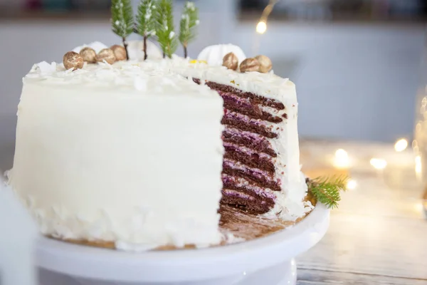 Gâteau Hiver Avec Crème Blanche Décorée Noisettes Dorées Saupoudrer Arbres — Photo