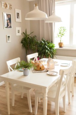 Parlak bir oturma odasında ev yapımı ekmeği olan bir şenlik masası. Noel ve mutlu yıllar.