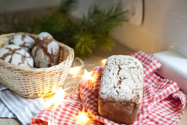 装飾された休日のキッチンでリネン布の上においしいパン クリスマスツリーの暗い光 休日の気分 クリスマスと明けましておめでとうございます — ストック写真