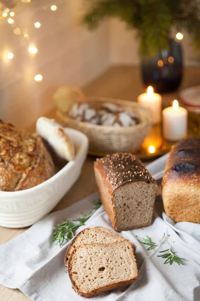 Smaczny Chleb Prześcieradle Urządzonej Kuchni Wakacyjnej Rozproszone Światła Choinki Świąteczny — Zdjęcie stockowe