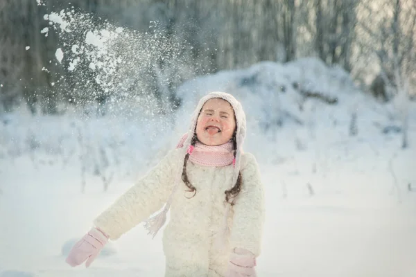 Щаслива Маленька Дівчинка Білій Шубці Рожевий Язаний Шарф Грає Красивому — стокове фото