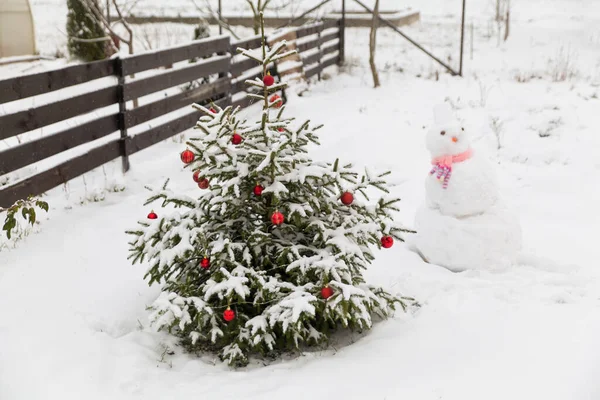 Красива Маленька Ялинка Вкрита Білим Снігом Прикрашена Яскравими Різдвяними Вафлями — стокове фото