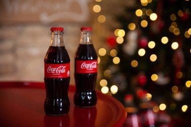 Grodno, Belarus - 20.11.2021 Coca-Cola şişesi, süslü bir tatil stüdyosunda Noel teması.