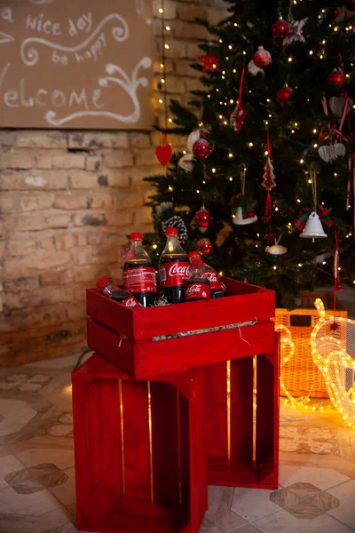 Grodno Vitryssland 2021 Coca Cola Flaskor Jultema Dekorerad Semesterstudio — Stockfoto