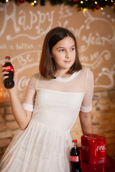 Grodno Weißrussland 2021 Hübsches Mädchen Hält Eine Coca Cola Flasche — Stockfoto