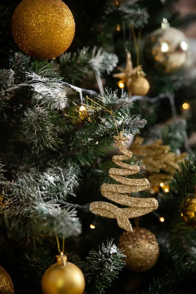 Weihnachtsbaum Geschmückt Mit Glänzenden Kugeln Und Dekorationen Ferieneingerichtetes Studio Oder — Stockfoto