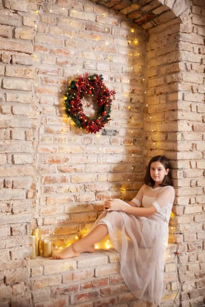 Mädchen Sitzt Heiligabend Hause Der Hellen Ziegelwand — Stockfoto