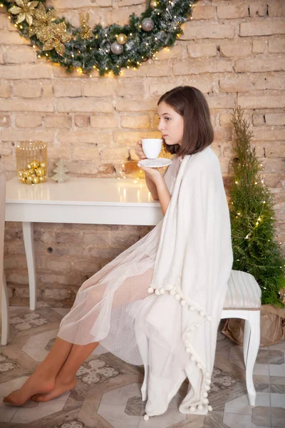 Mädchen Sitzt Der Hellen Ziegelwand Und Trinkt Heiligabend Hause Kakao — Stockfoto