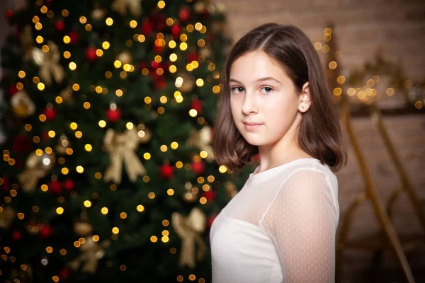Retrato Chica Joven Con Pelo Corto Oscuro Vestido Blanco Sentado — Foto de Stock