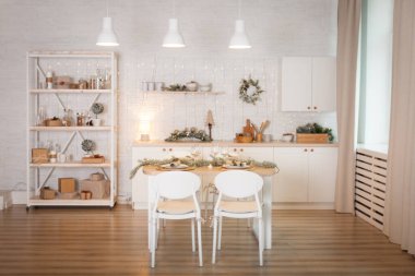 Noel 'in beyaz iç kısmı. Yeni yıl tatili için dekore edilmiş şık bir mutfak.