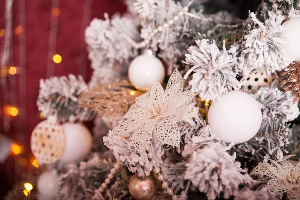 Nahaufnahme Weiße Kugeln Und Spielzeugblumen Geschmückten Weihnachtsbaum — Stockfoto