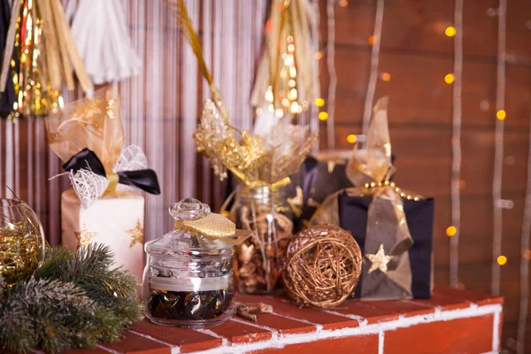 Karácsonyi Nappali Fekete Fehér Arany Dekorációval Stílusos Szilveszteri Belső Tér — Stock Fotó