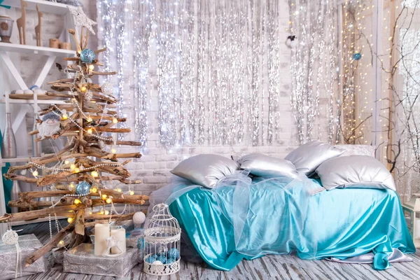 Χριστουγεννιάτικο Διακοσμημένο Υπνοδωμάτιο Εσωτερικό Άνετο Σπίτι Ευτυχισμένο Νέο Έτος — Φωτογραφία Αρχείου