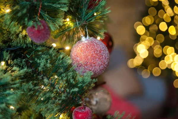 装飾されたクリスマスツリー上の閉じた赤いボール — ストック写真