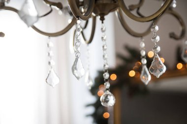 Şatafatlı Kristal Avize Lambası Tavanda, Zarif ve Çağdaş Klasik Moda Dekorasyonu, Noel Işıkları Bokeh