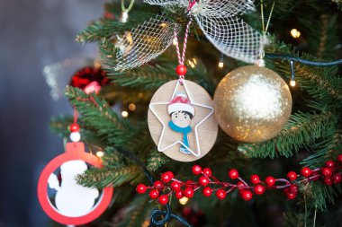 Süslü Noel ağacının kırmızı ve altın toplarını kapat