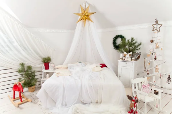 Przytulna Sypialnia Urządzona Boże Narodzenie Kolorze Białym Czerwonym Światło Nowy — Zdjęcie stockowe