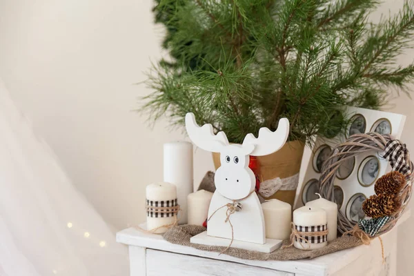 Minimalista Karácsonyi Dekoráció Szarvas Gyertyák Fenyőágak — Stock Fotó