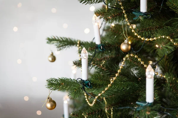 Noel Ağacında Asılı Mum Işıkları Bulanık Işık Altında — Stok fotoğraf