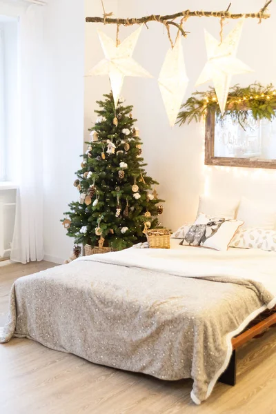 Άνετο Χριστουγεννιάτικο Υπνοδωμάτιο Φυσικά Χρώματα Χριστουγεννιάτικο Δέντρο Διακοσμημένο Γιρλάντα Φώτα — Φωτογραφία Αρχείου