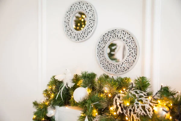 Kompozycja Bożonarodzeniowa Dwoma Lustrami Pobliżu Ściany Dekorowane Gałąź Jodły — Zdjęcie stockowe