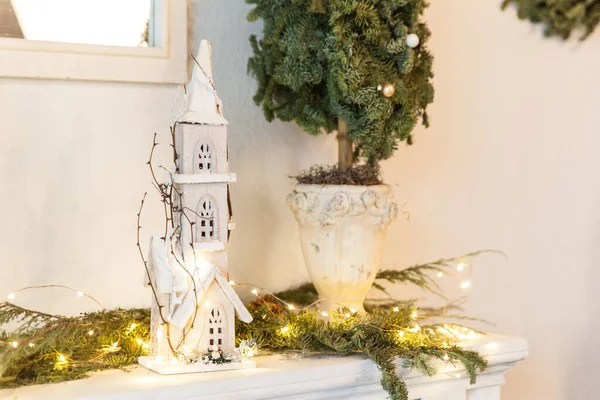 Λευκό Ξύλινο Παλιό Σπίτι Παιχνίδι Χριστουγεννιάτικο Διακοσμημένο Δωμάτιο Στούντιο — Φωτογραφία Αρχείου