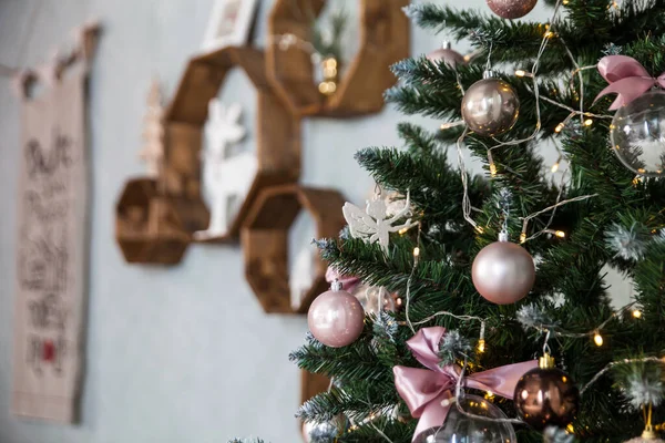 Rózsaszín Barack Színekkel Díszített Karácsonyfa Modern Szilveszteri Belső Tér Láng — Stock Fotó