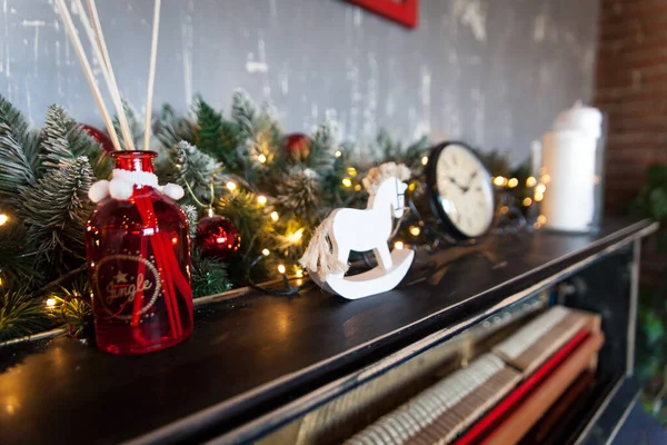 Karácsonyi Dekoráció Egy Régi Zongora Összetétel Zöld Fenyő Koszorú Aromás — Stock Fotó
