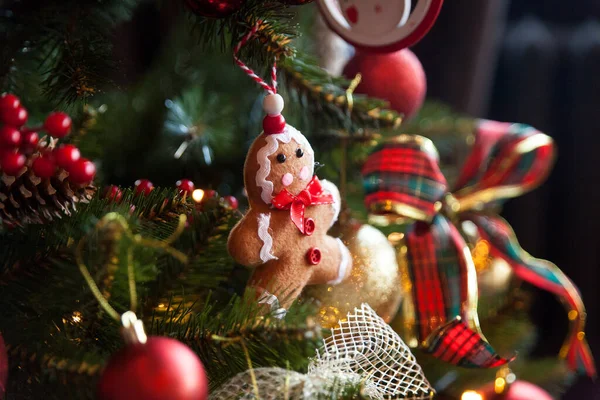 Großaufnahme Roter Und Goldener Kugeln Schleifen Und Lebkuchenspielzeug Geschmückten Weihnachtsbaum — Stockfoto