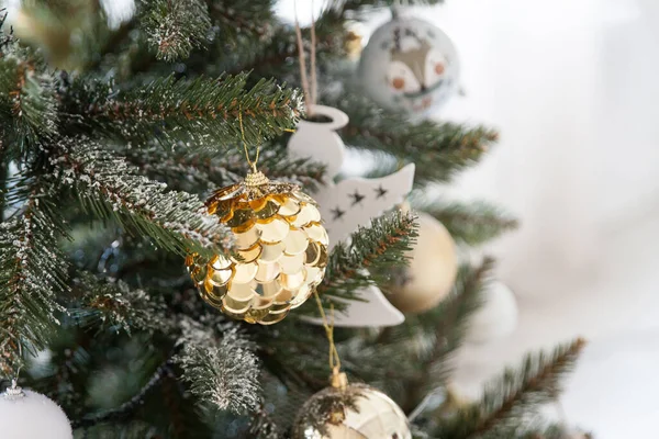 Gold Weißes Weihnachtsspielzeug Hängt Vor Hellem Hintergrund Tannenbaum — Stockfoto