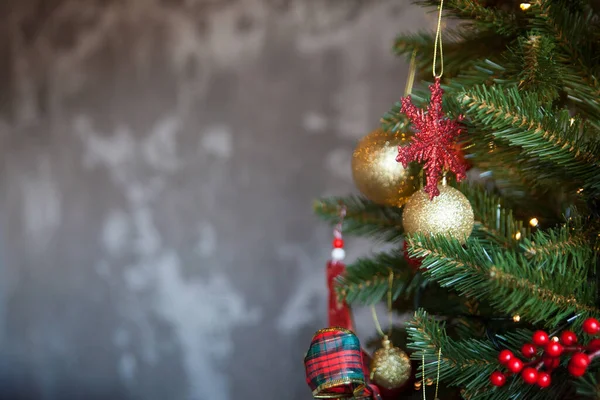 Tannenzweige Mit Weihnachtsschmuck Und Grauer Betonwand Hintergrund Mit Kopierraum Und — Stockfoto